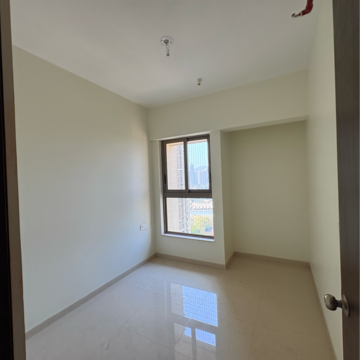 Room in 2 BHK Apartment at Kalpataru Paramount D, Majiwada – for Rent
