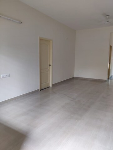 Room in 3 BHK Apartment at Indiranagar – for Rent