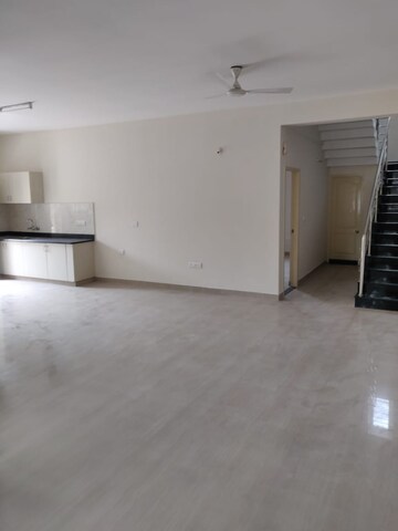Room in 3 BHK Apartment at Indiranagar – for Rent