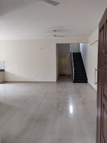 Room in 3 BHK Apartment at Indiranagar – for Rent