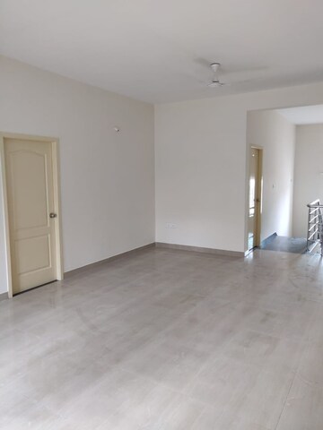 Room in 3 BHK Apartment at Indiranagar – for Rent