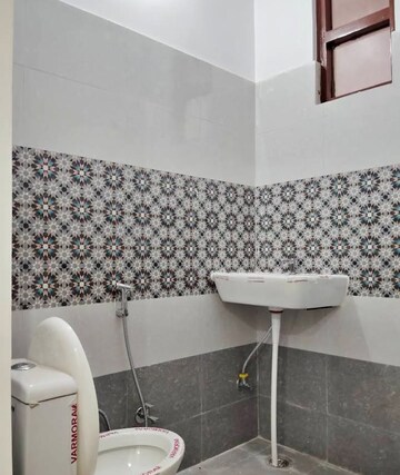 Master Bedroom in 2 BHK Independent House at Aliganj – for Rent