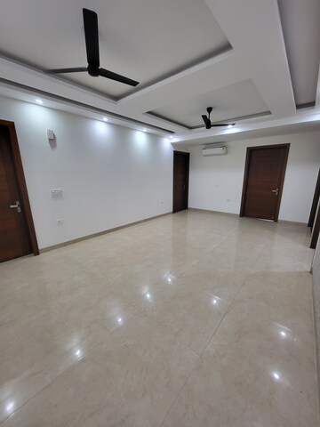 Room in 3 BHK Builder Floor at Sector 57 – for Rent