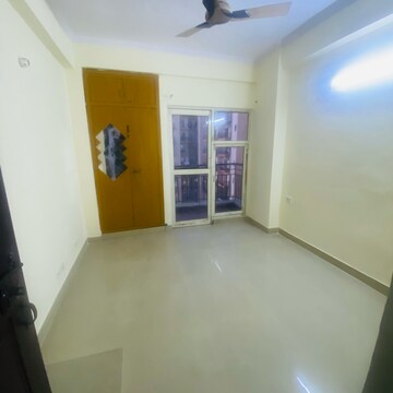Room in 2.5 BHK Apartment at Aims Golf City, Noida Central – for Rent