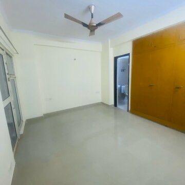 Room in 2.5 BHK Apartment at Aims Golf City, Noida Central – for Rent