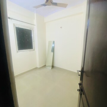 Room in 2.5 BHK Apartment at Aims Golf City, Noida Central – for Rent