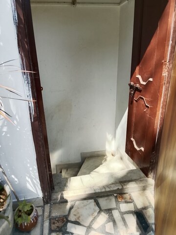 Furnished Amenities in  Shop at Lajpat Nagar – for Rent
