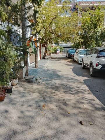 Parking in  Shop at Lajpat Nagar – for Rent