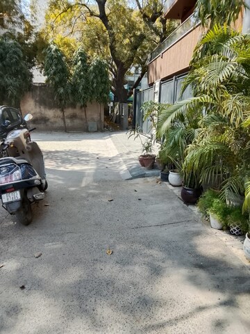 Parking in  Shop at Lajpat Nagar – for Rent
