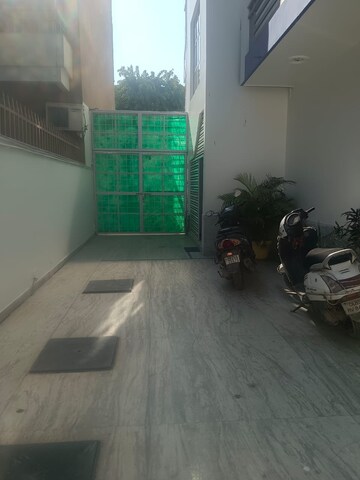 Parking in 3 BHK Builder Floor at Sector 39 – for Rent