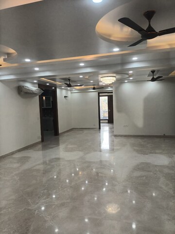 Room in 5 BHK Builder Floor at Super Mart 1, Sector 27 – for Rent