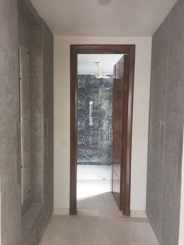 Room in 5 BHK Builder Floor at Super Mart 1, Sector 27 – for Rent
