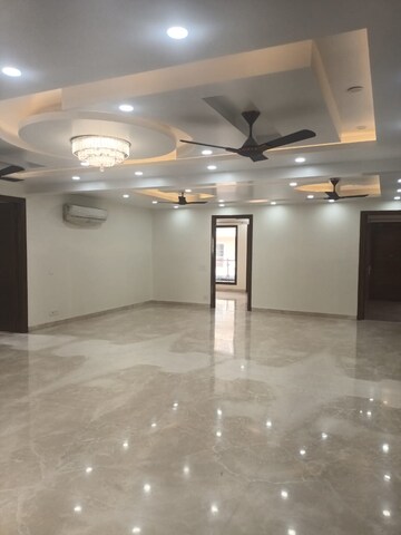 Room in 5 BHK Builder Floor at Super Mart 1, Sector 27 – for Rent