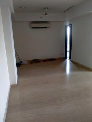 Room in 3.5 BHK Apartment at Unitech Uniworld Gardens, Sector 47 – for Rent