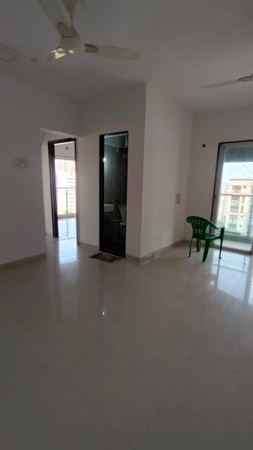 Room in 2 BHK Apartment at Lotus Link Square, Malad West – for Rent
