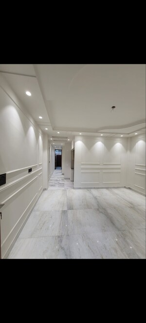 Building Lobby in 2 BHK Builder Floor at Dayanand Colony – for Sale