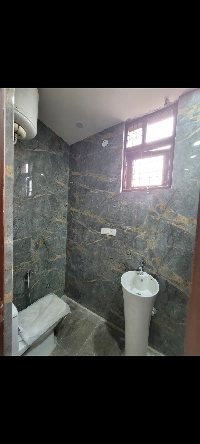 Bathroom, dayanand colony 2 Bedroom 100 Sq.Yd. Builder Floor In Dayanand Colony Delhi 8399930