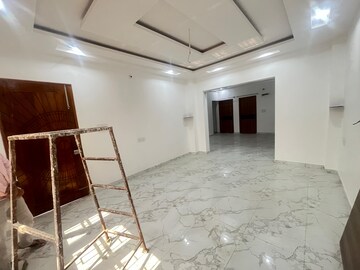 Room in 2 BHK Builder Floor at DLF Vibhuti Khand, Gomti Nagar – for Rent
