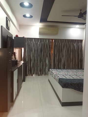Room in 3 BHK Apartment at Upper East 97, Malad East – for Rent