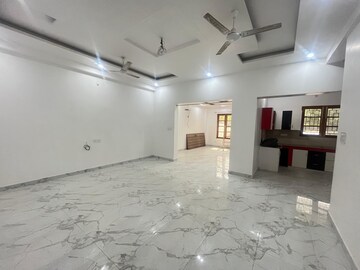 Room in 2 BHK Builder Floor at DLF Vibhuti Khand, Gomti Nagar – for Rent