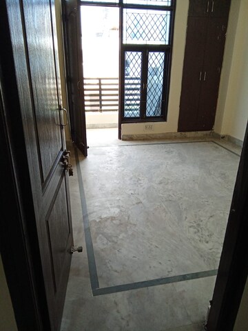 Room in 2 BHK Builder Floor at Paryavaran Complex – for Rent