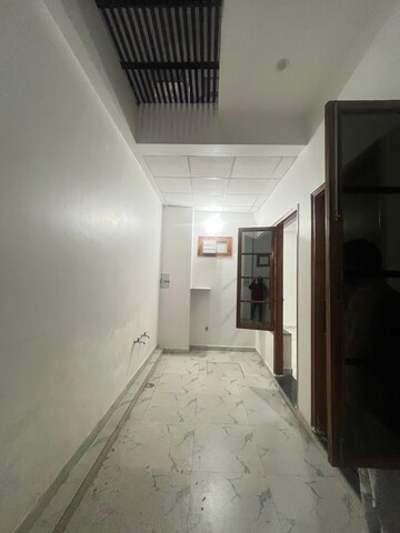 Building Lobby in 2 BHK Builder Floor at DLF Vibhuti Khand, Gomti Nagar – for Rent