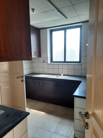 Furnished Amenities in 4 BHK Apartment at Unitech Uniworld Gardens, Sector 47 – for Sale