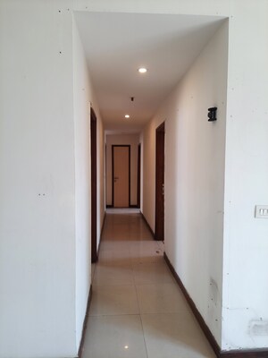 Furnished Amenities in 4 BHK Apartment at Unitech Uniworld Gardens, Sector 47 – for Sale