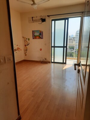 Furnished Amenities in 4 BHK Apartment at Unitech Uniworld Gardens, Sector 47 – for Sale