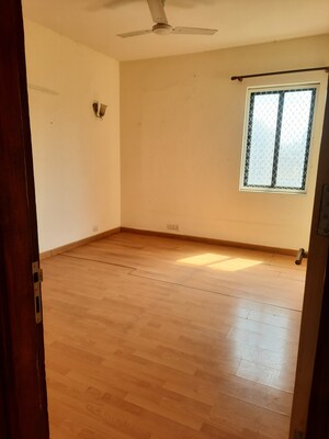 Room in 4 BHK Apartment at Unitech Uniworld Gardens, Sector 47 – for Sale