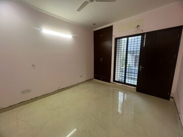 Room in 3 BHK Builder Floor at Sector 40 – for Rent