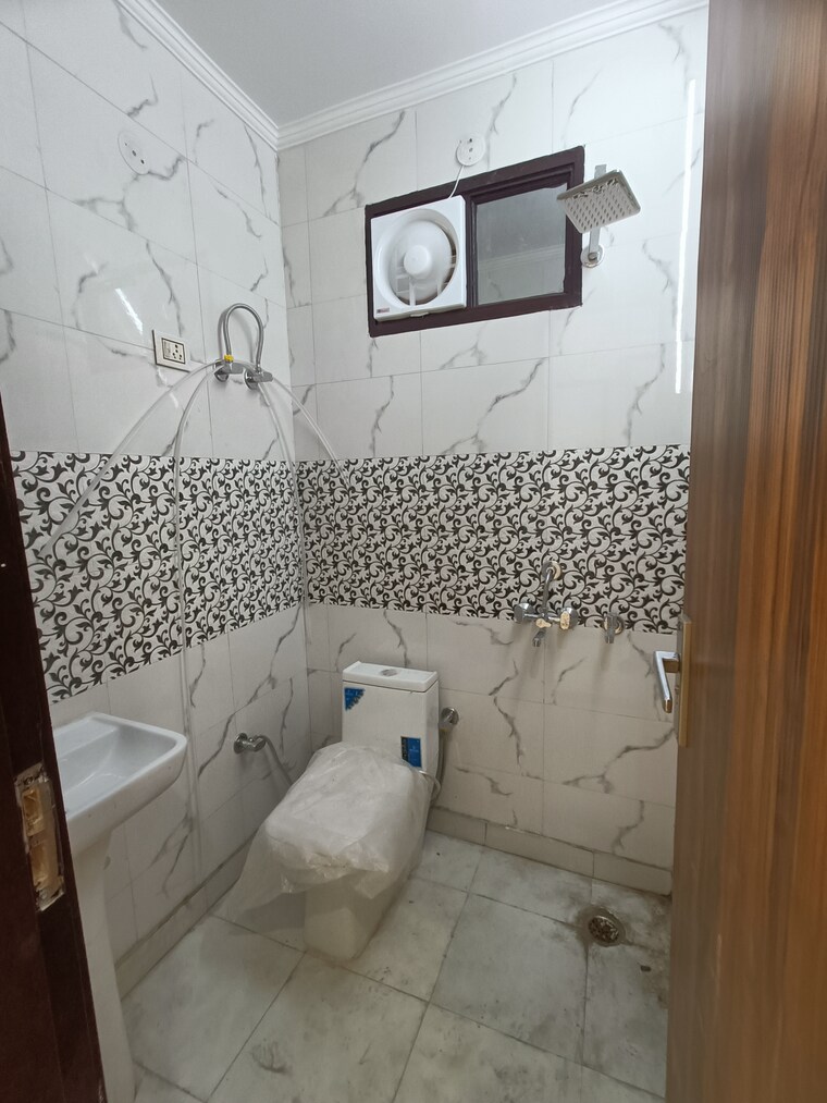 Bathroom, uttam nagar west 2 Bedroom 60 Sq.Yd. Builder Floor In Uttam Nagar West Delhi 8401374