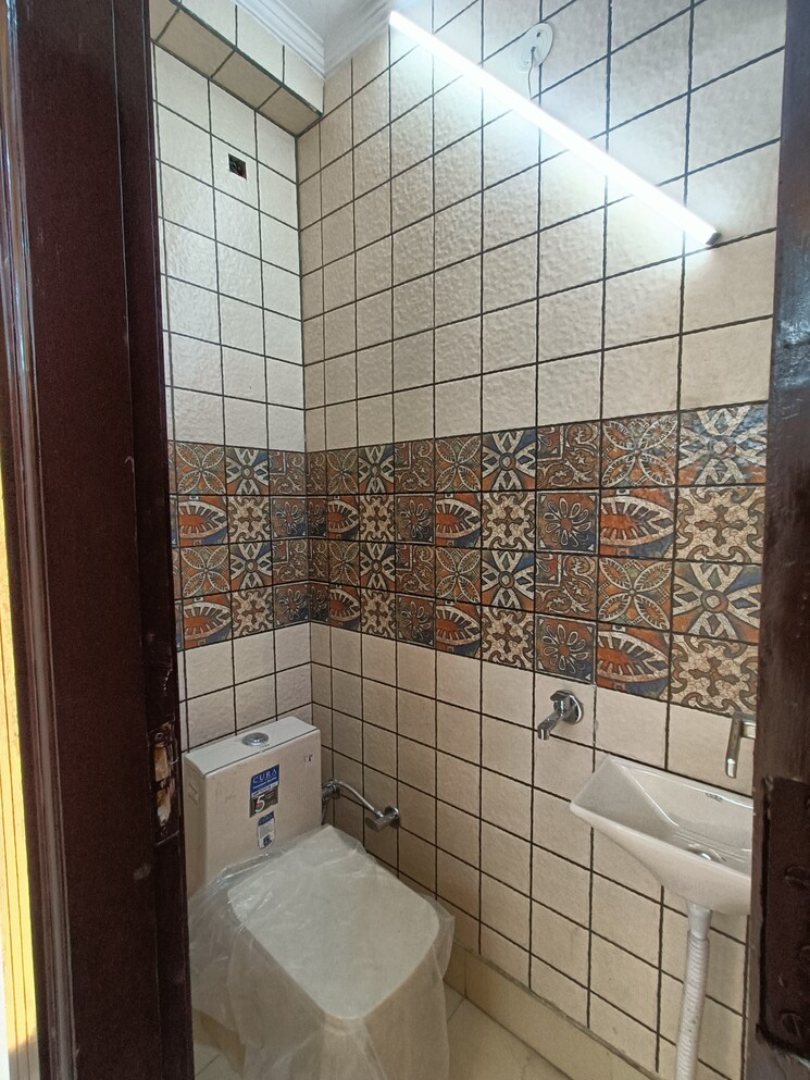 Bathroom, uttam nagar west 2 Bedroom 60 Sq.Yd. Builder Floor In Uttam Nagar West Delhi 8401374
