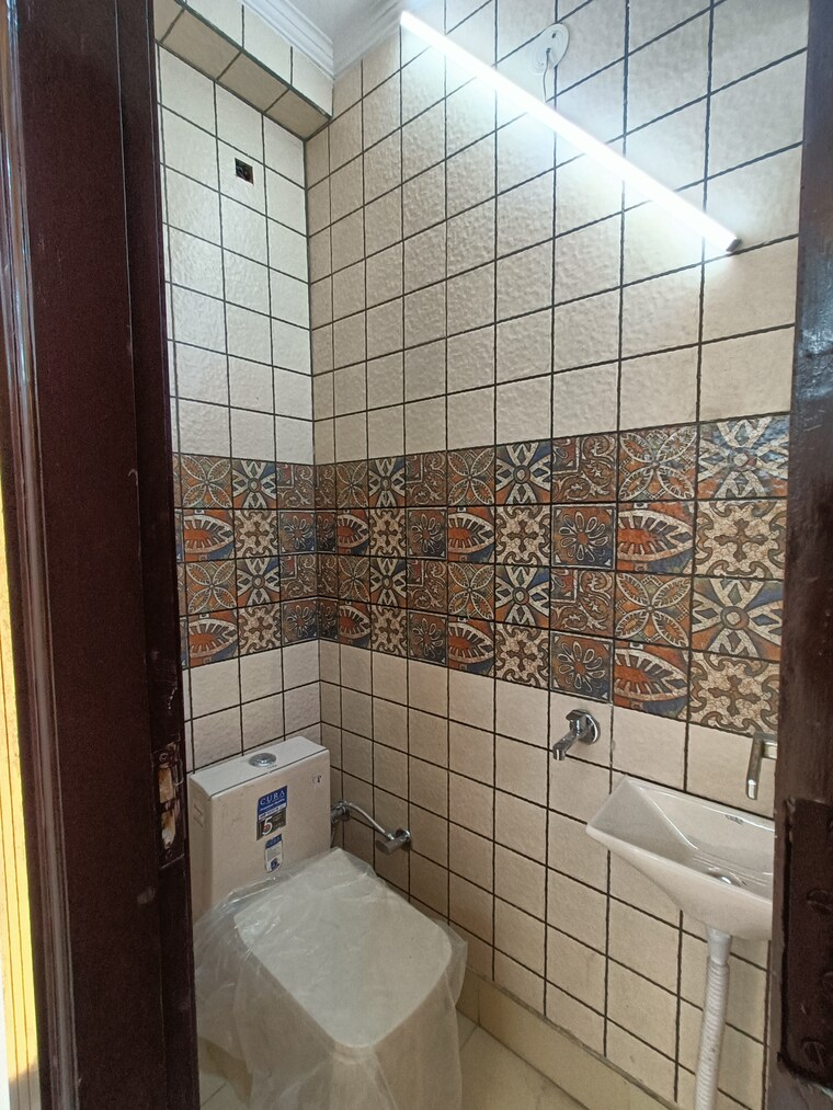 Bathroom, uttam nagar west 2 Bedroom 60 Sq.Yd. Builder Floor In Uttam Nagar West Delhi 8401374