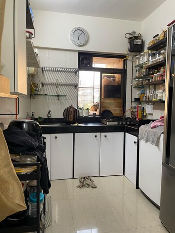Team Area in 2 BHK Apartment at Khar West – for Rent