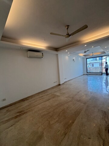 Room in 3 BHK Builder Floor at South Extension ii – for Rent