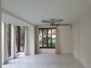 Room in 2 BHK Apartment at Husainabad – for Sale