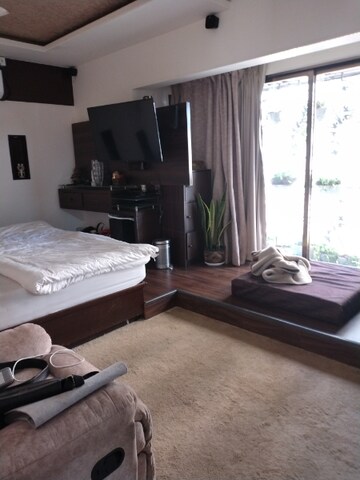 Bedroom in 4 BHK Apartment at Duplex Heights, Andheri West – for Rent