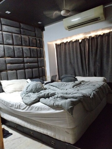 Bedroom in 4 BHK Apartment at Duplex Heights, Andheri West – for Rent