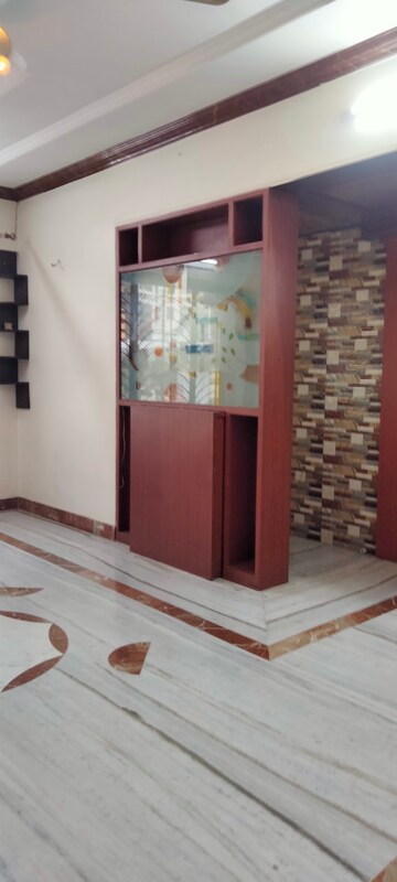 Room in 2 BHK Apartment at Kandivali East – for Rent
