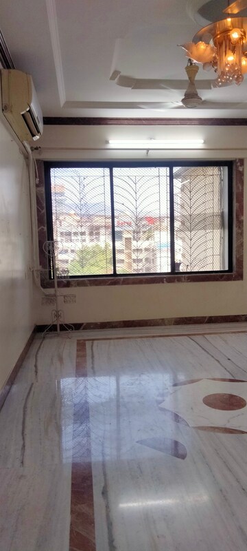 Room in 2 BHK Apartment at Kandivali East – for Rent