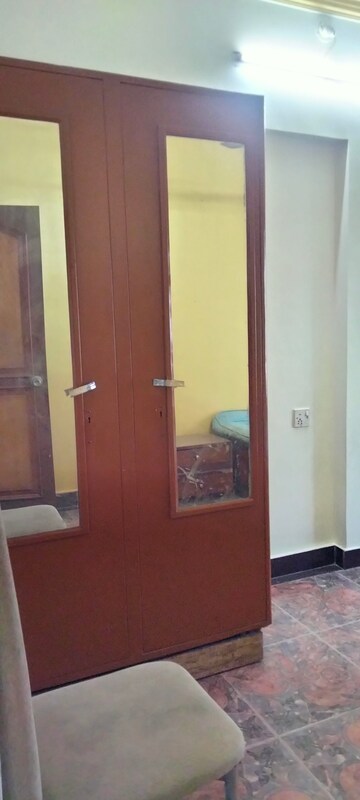 Furnished Amenities in 2 BHK Apartment at Kandivali East – for Rent