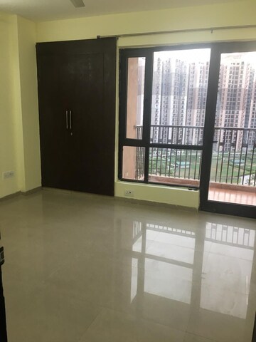 Room in 3 BHK Apartment at Logix Blossom County, Sector 137 – for Rent