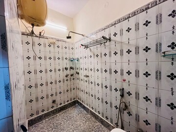 Bathroom in 1 BHK Builder Floor at Sector 40 – for Rent