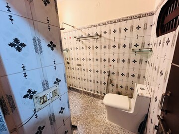 Bathroom in 1 BHK Builder Floor at Sector 40 – for Rent
