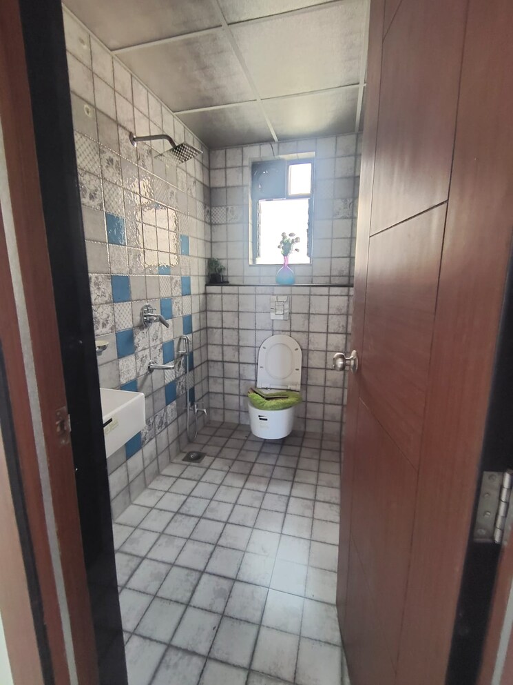 Bathroom, kondhwa budruk 3 Bedroom 160 Sq.Yd. Apartment In Kondhwa Budruk Pune 8401928