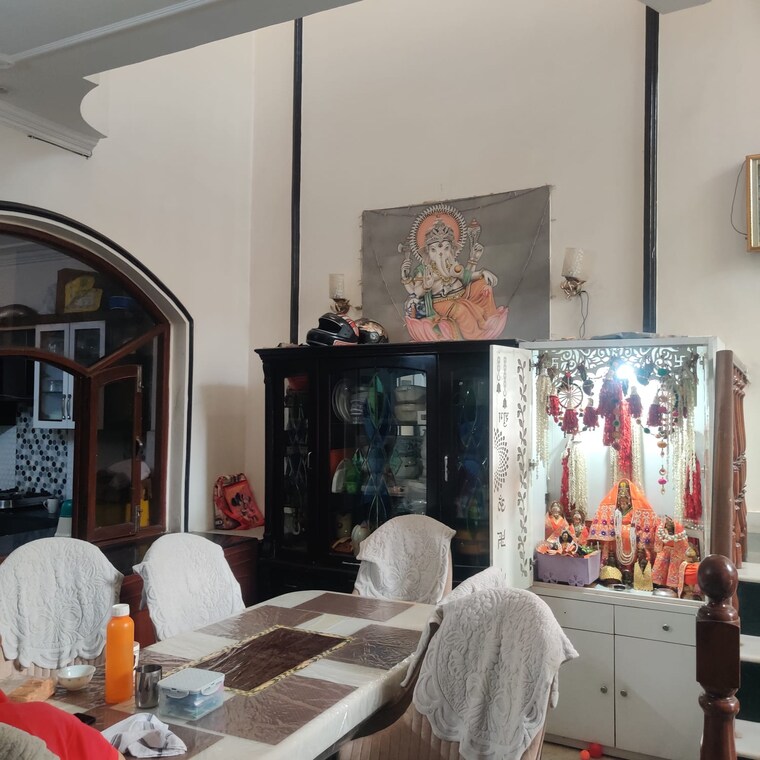 Living Room, sector 30 6+ Bedroom 312 Sq.Mt. Independent House In Sector 30 Noida 8402034