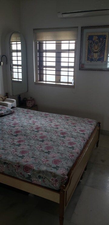 Bedroom in 2 BHK Apartment at Malabar Hill – for Rent
