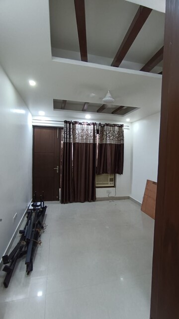 Room in 3 BHK Builder Floor at Sushant Lok 3, Sector 57 – for Rent