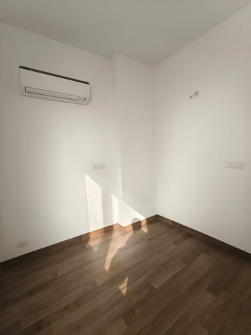 Room in 3 BHK Apartment at Conscient Heritage Max, Sector 102 – for Rent